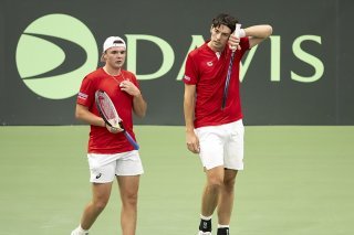 Stricker (à gauche) et Hüsler se sont inclinés en deux sets dimanche KEYSTONE/EPA/ANTHONY ANEX